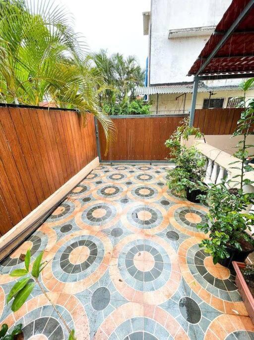 Corner House, Lonavla By Meheru-4 Bhk Villa With Pool エクステリア 写真