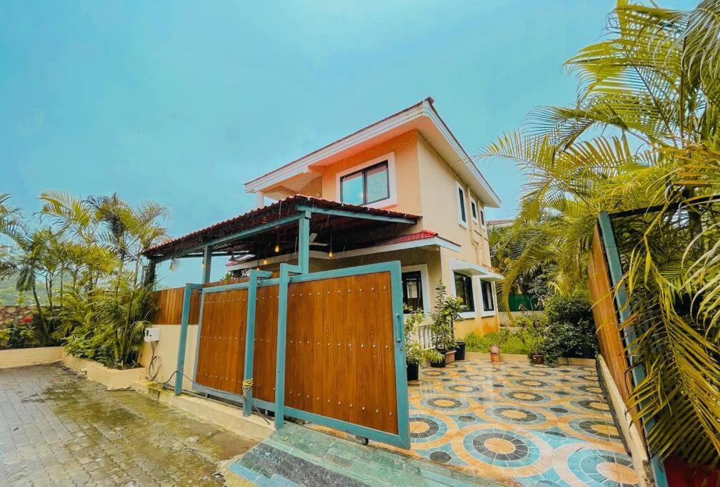 Corner House, Lonavla By Meheru-4 Bhk Villa With Pool エクステリア 写真